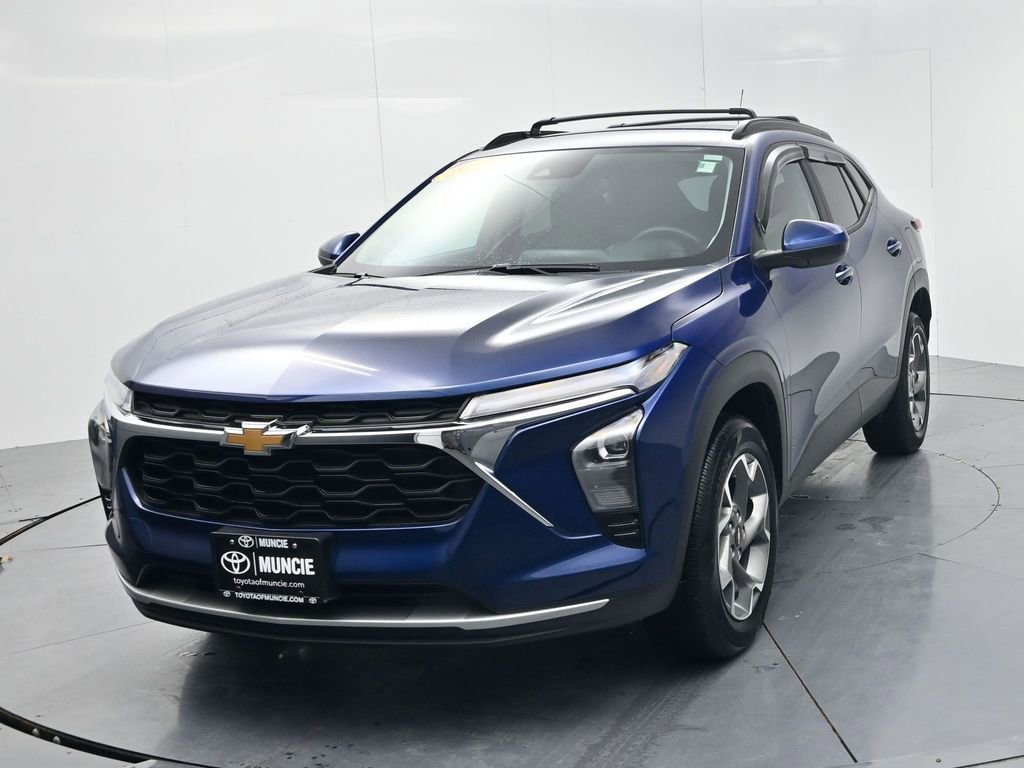 Used 2024 Chevrolet Trax LT w/ LT Convenience Package image 3