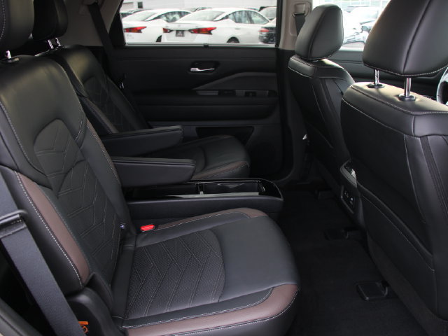 Certified 2025 Nissan Pathfinder Platinum AWD/4WD image 32