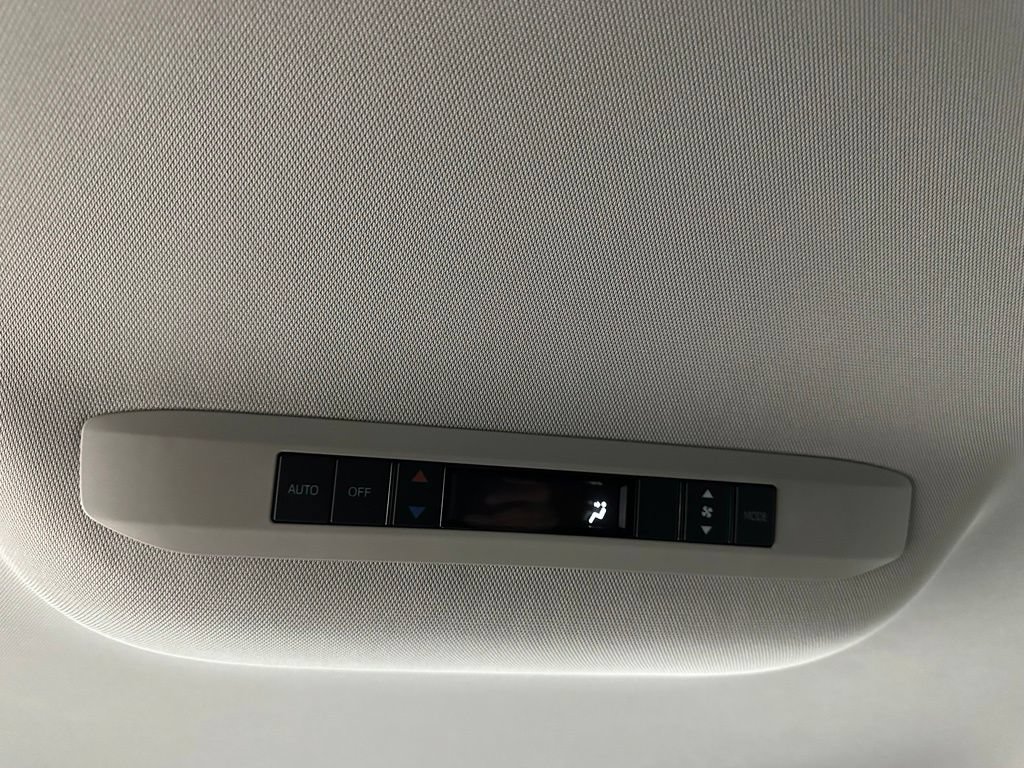 Used 2025 Toyota Sienna LE FWD image 45