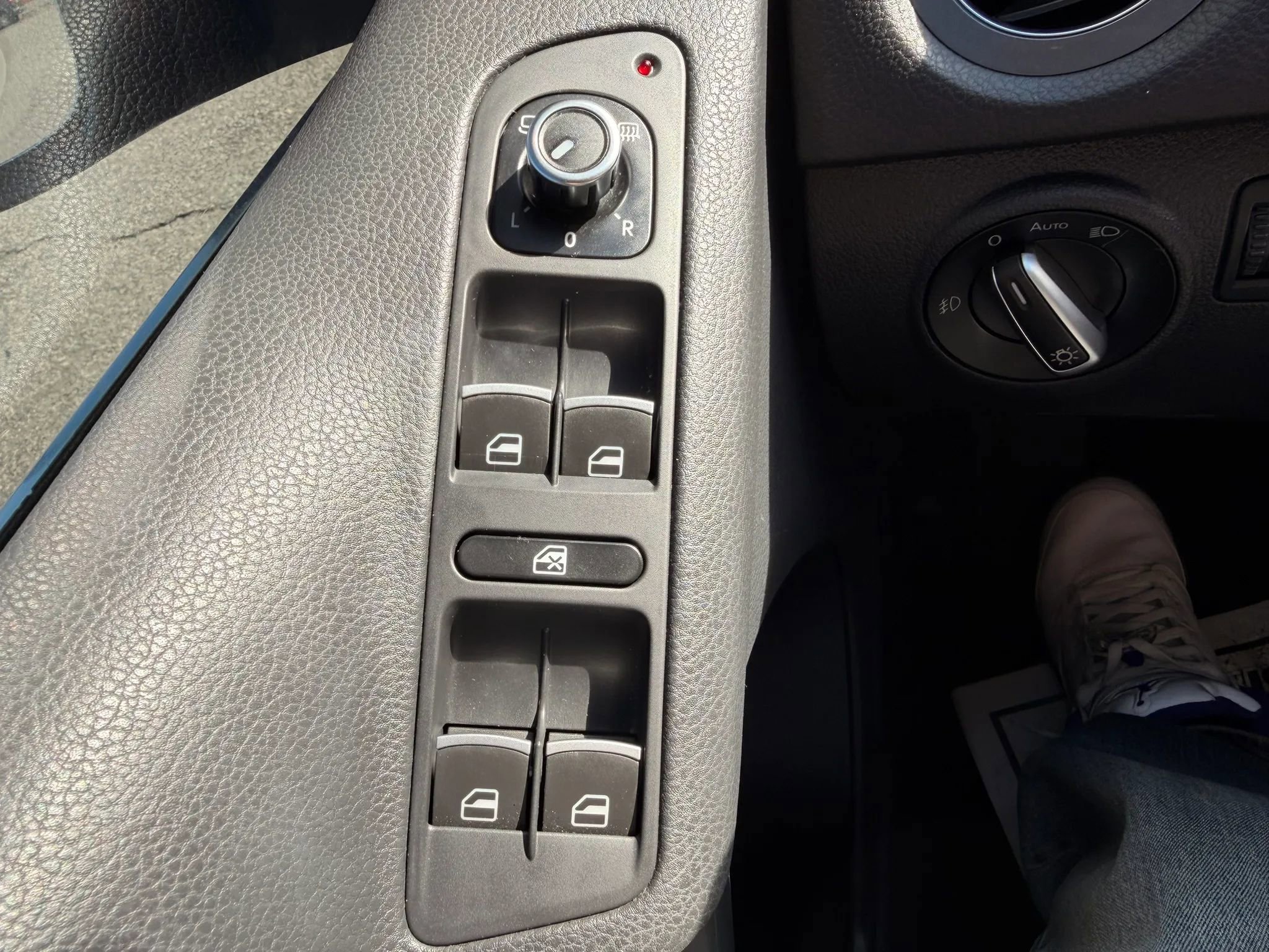 Used 2012 Volkswagen Tiguan S FWD image 14