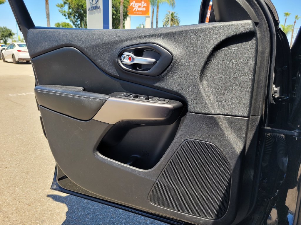 Used 2019 Jeep Cherokee Latitude Plus w/ Comfort/Convenience Group FWD image 31