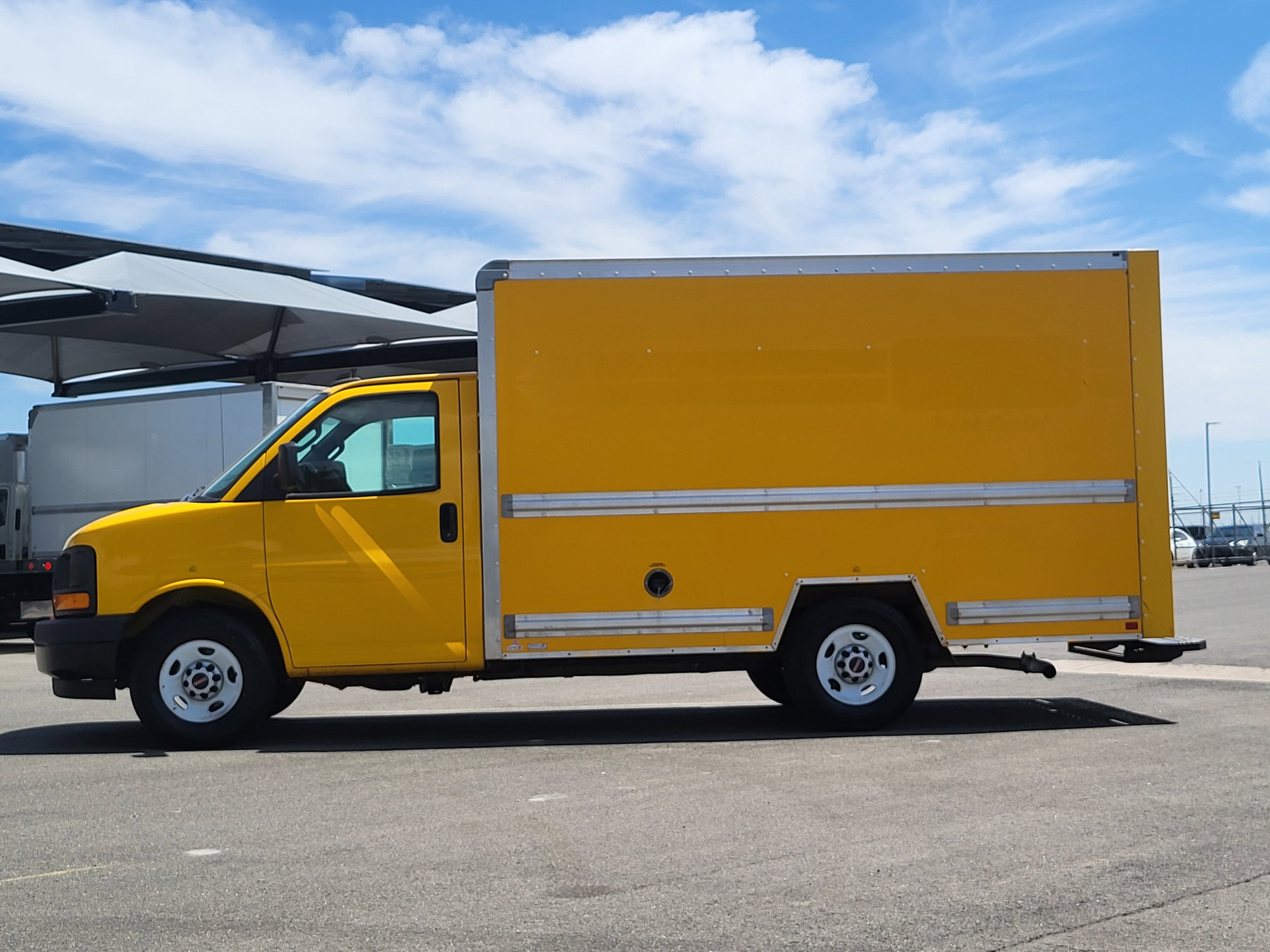 Used 2017 GMC Savana 3500 RWD image 4