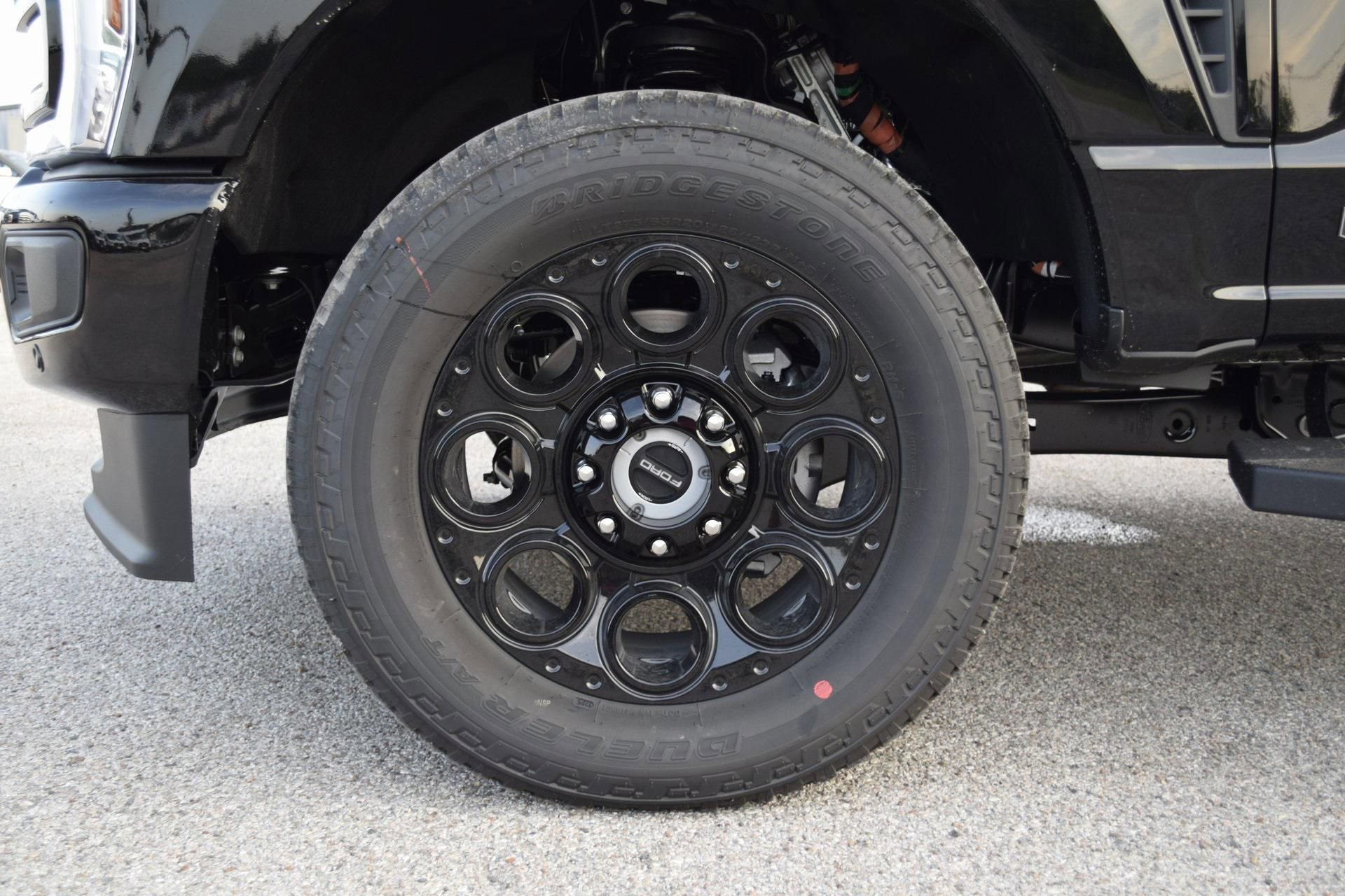 New 2026 Ford F250 Lariat w/ Black Appearance Package image 25