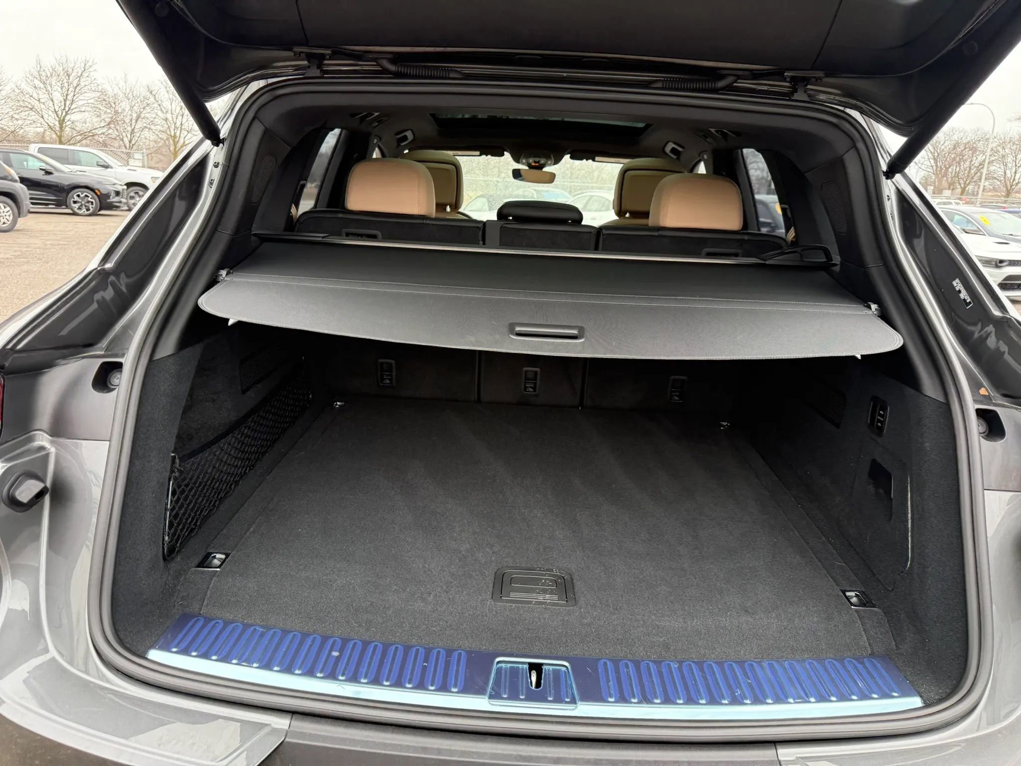 Used 2025 Porsche Cayenne E-Hybrid Sport Utility 4D w/ Premium Package Plus image 43