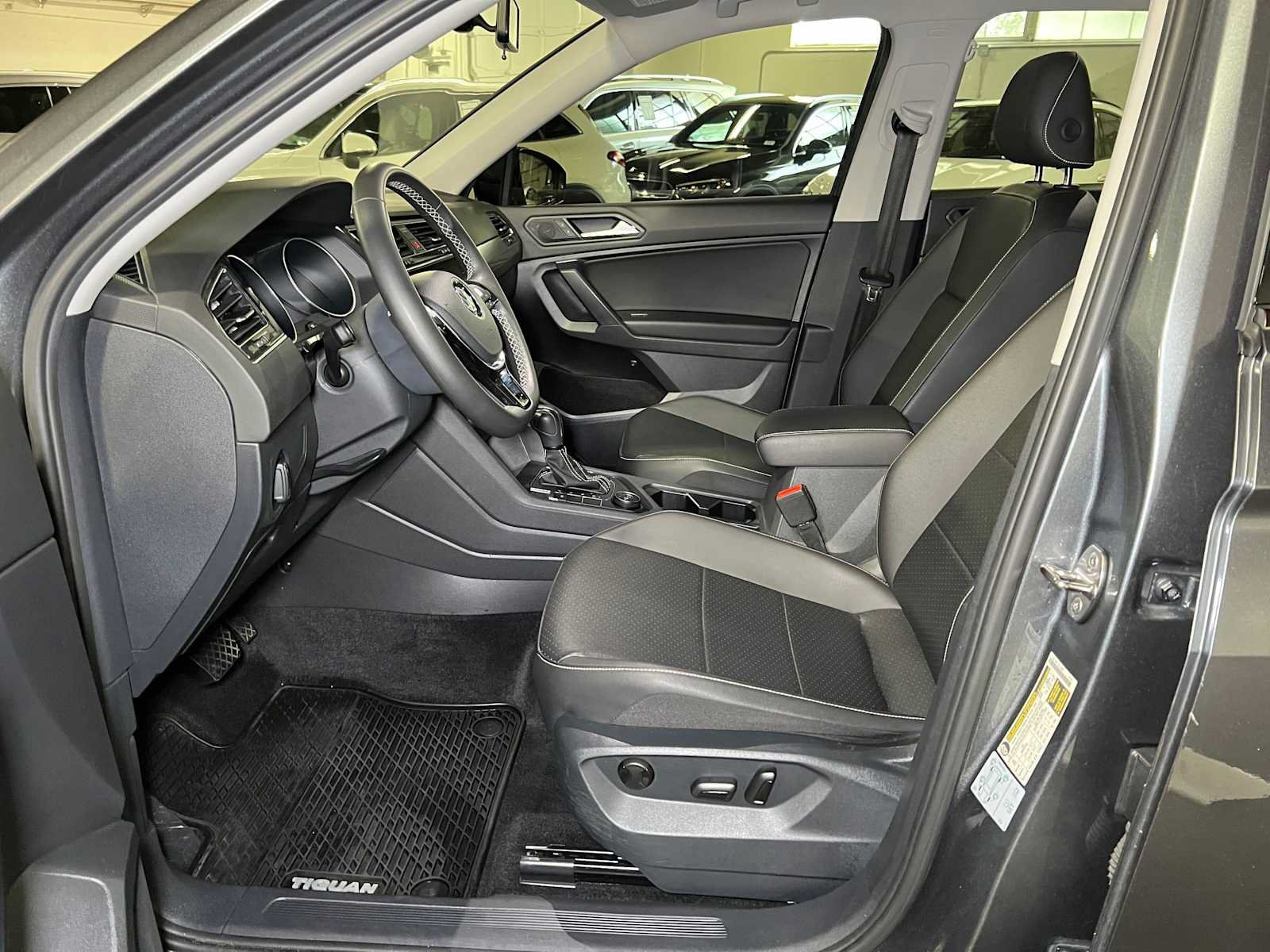 Used 2021 Volkswagen Tiguan SE w/ Panoramic Sunroof Package AWD/4WD image 23