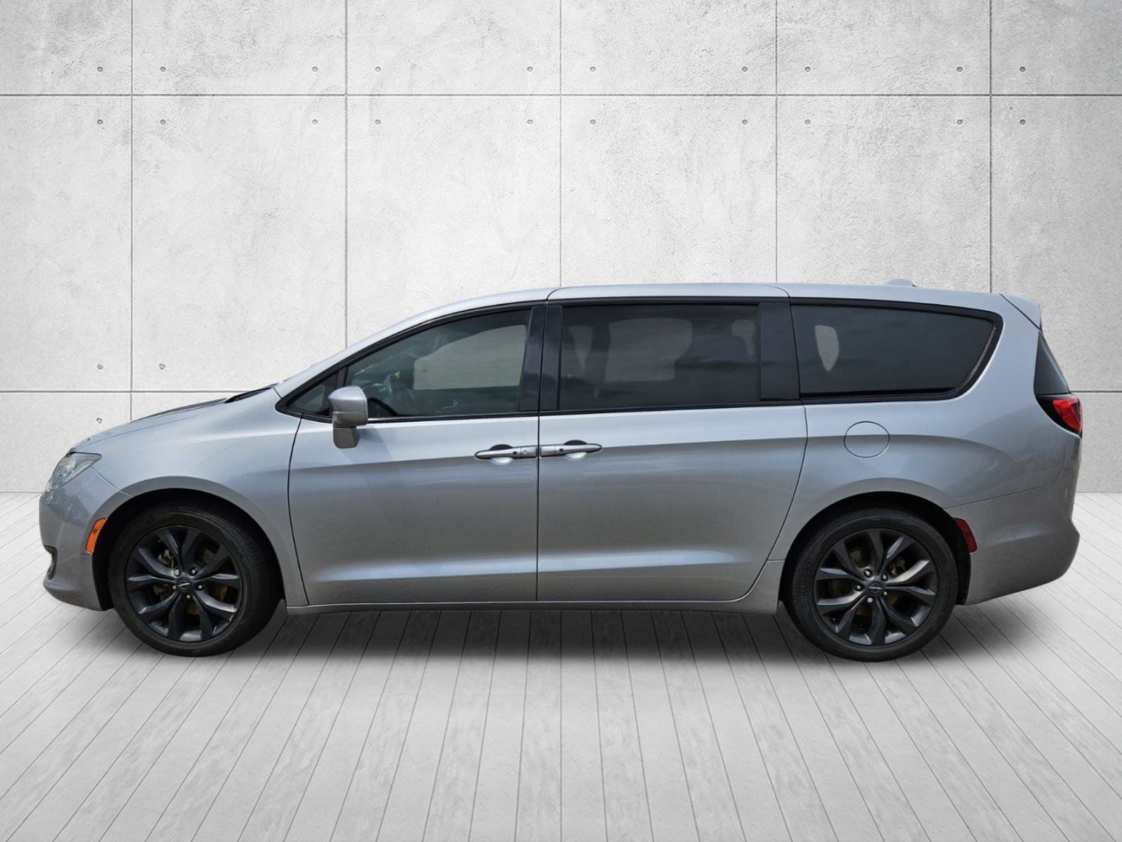 Used 2019 Chrysler Pacifica Touring Plus w/ S Appearance Package FWD image 6