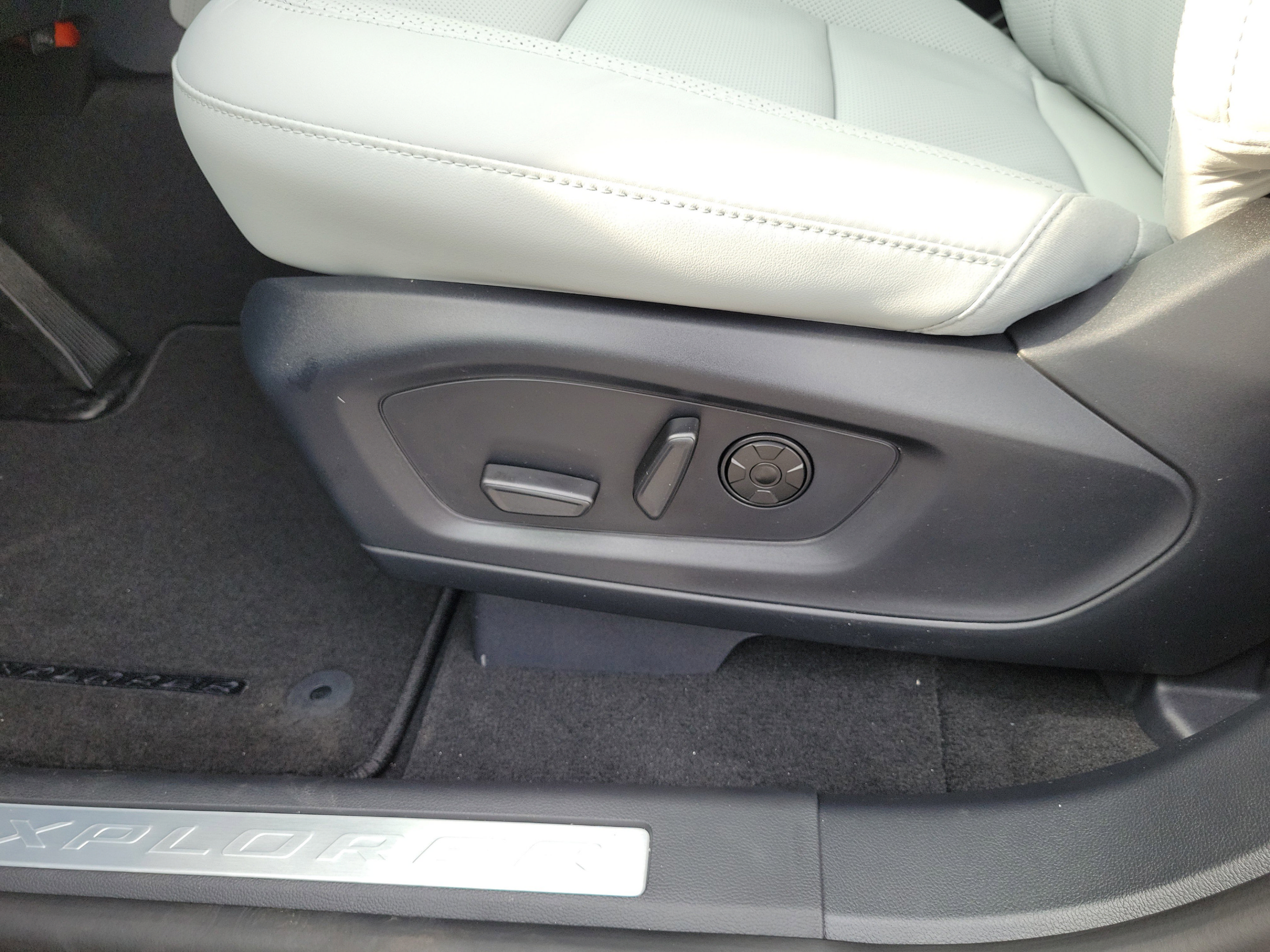 New 2026 Ford Explorer Platinum w/ LUX Leather Package AWD/4WD image 15