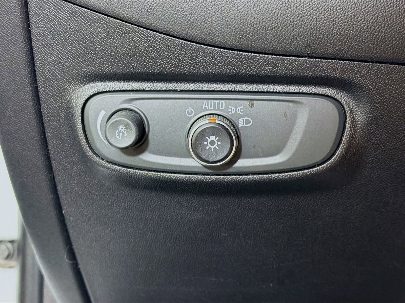 Used 2019 Chevrolet Equinox LS w/ LS Convenience Package FWD image 11