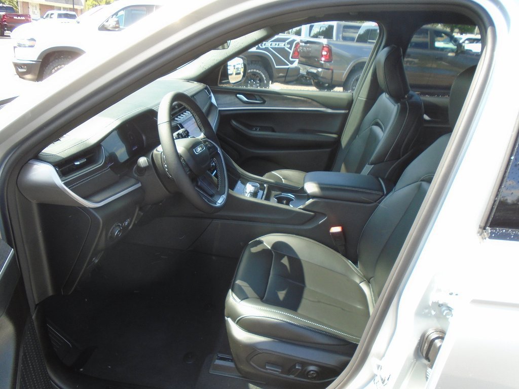 New 2025 Jeep Grand Cherokee Limited w/ Black Appearance Package AWD/4WD image 8