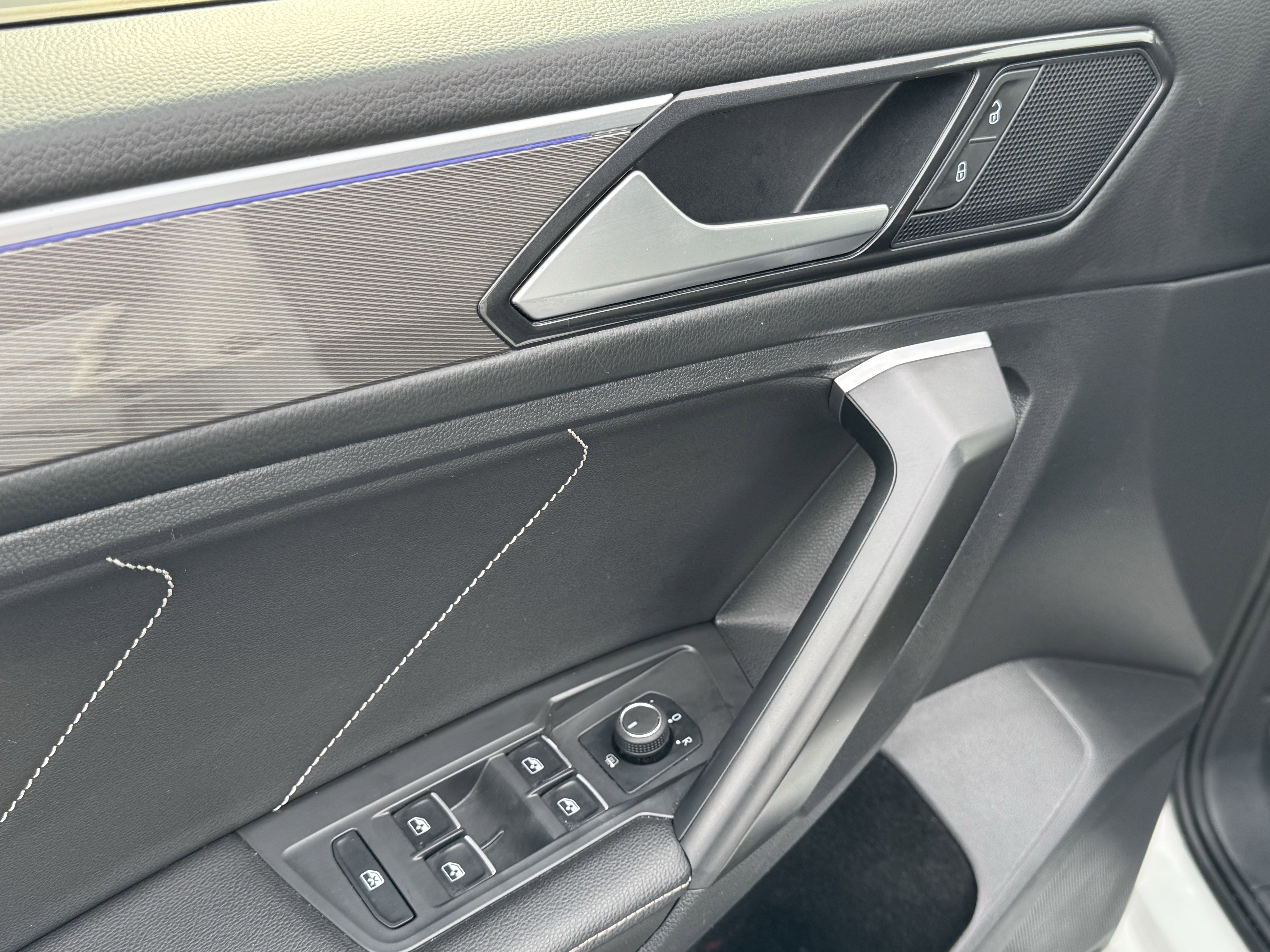 Used 2023 Volkswagen Tiguan SE R-Line image 14