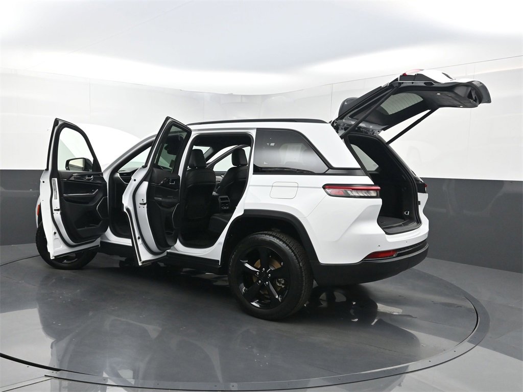 Used 2022 Jeep Grand Cherokee Altitude image 40