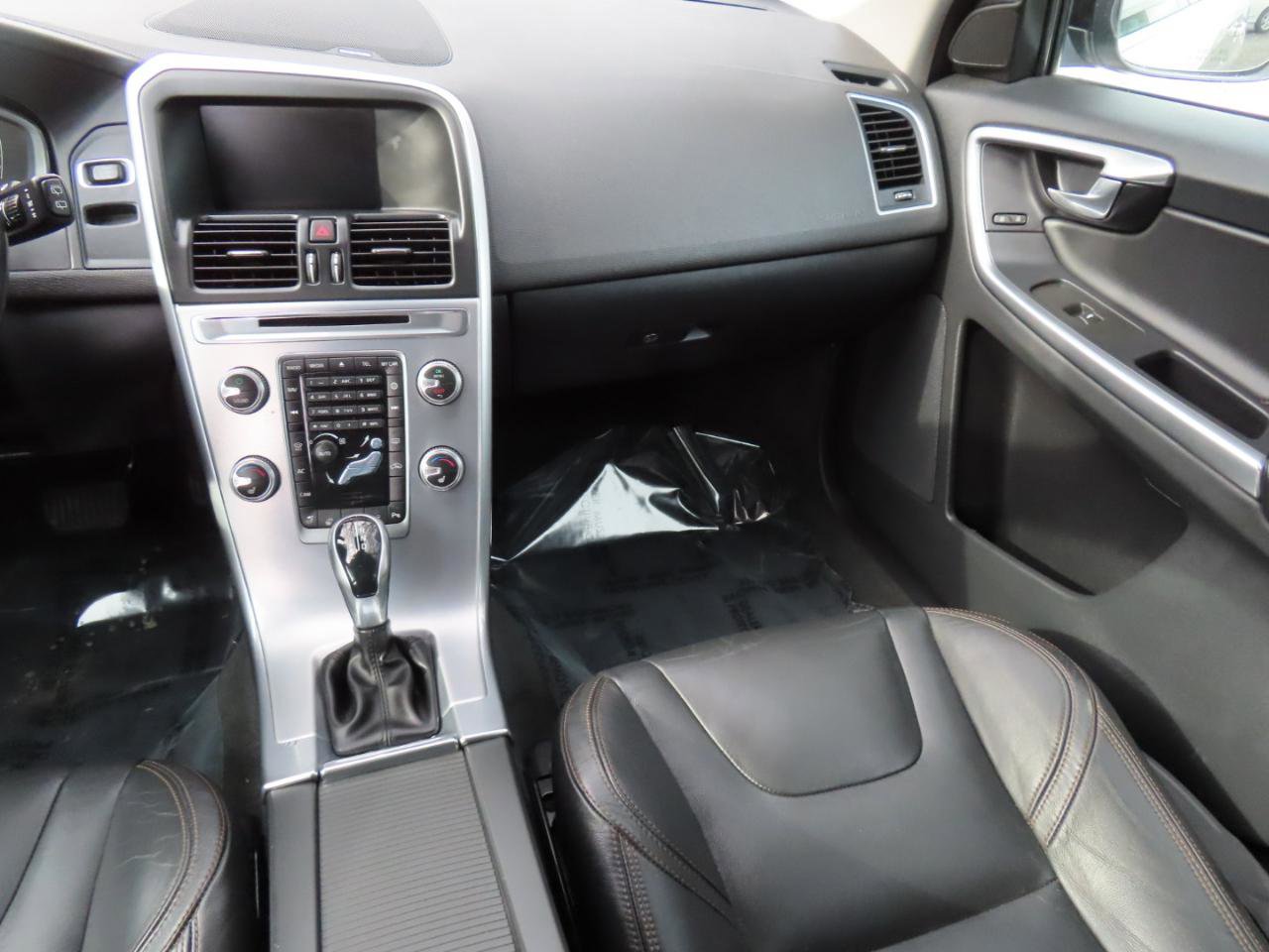 Used 2017 Volvo XC60 T6 Dynamic w/ Advanced Package image 13