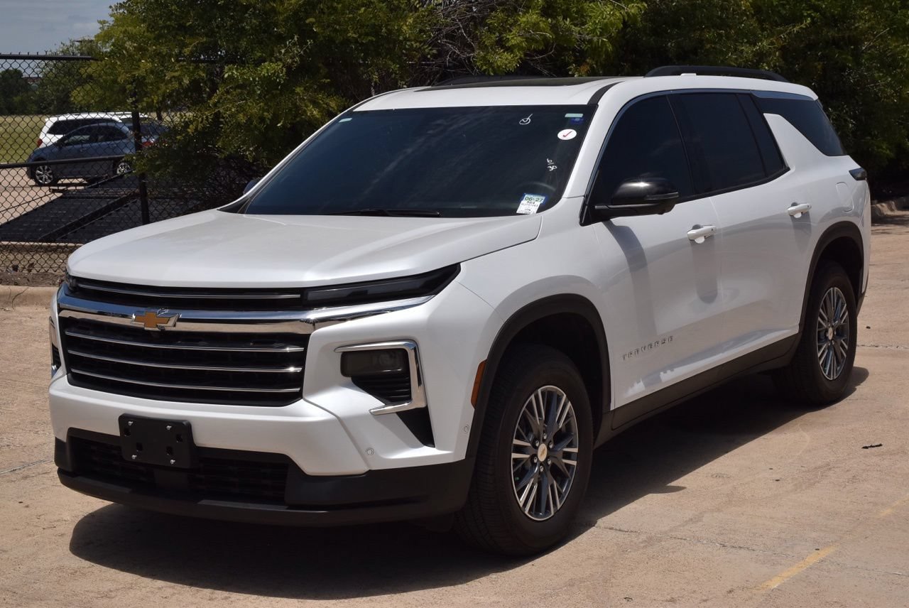Used 2024 Chevrolet Traverse LT w/ Enhanced Driving Package AWD/4WD image 2