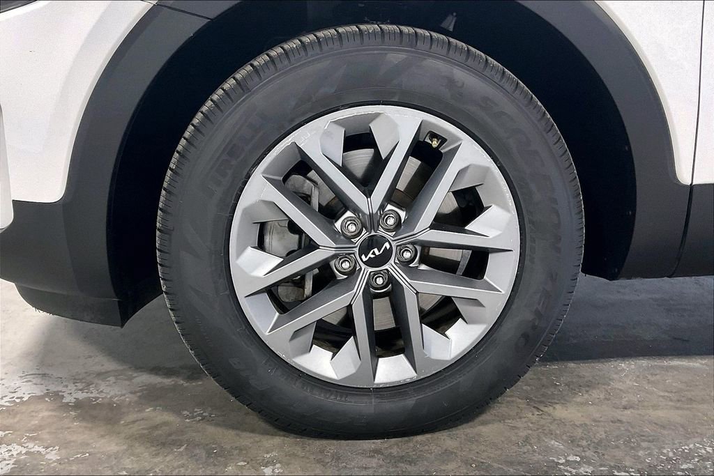 Used 2024 Kia Telluride LX image 11