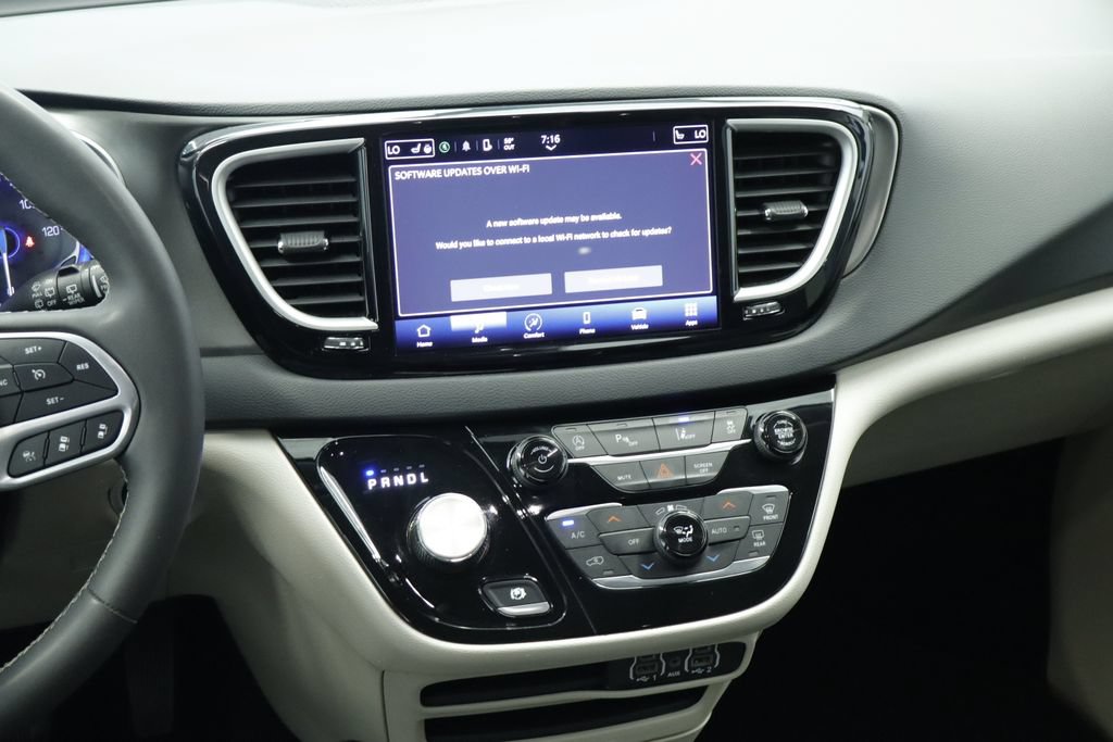 Certified 2023 Chrysler Pacifica Touring-L FWD image 26