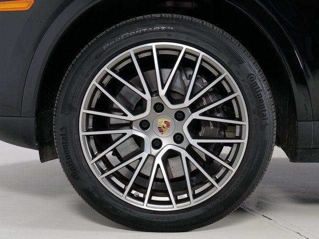 Certified 2023 Porsche Cayenne Platinum Edition image 34