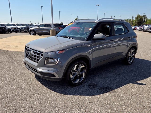 Used 2023 Hyundai Venue SEL w/ Cargo Package FWD image 3