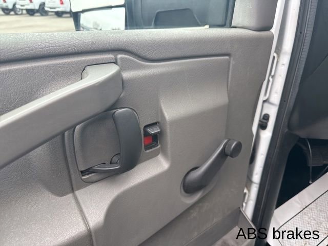 Used 2018 Chevrolet Express 3500 w/ Driver Convenience Package image 16
