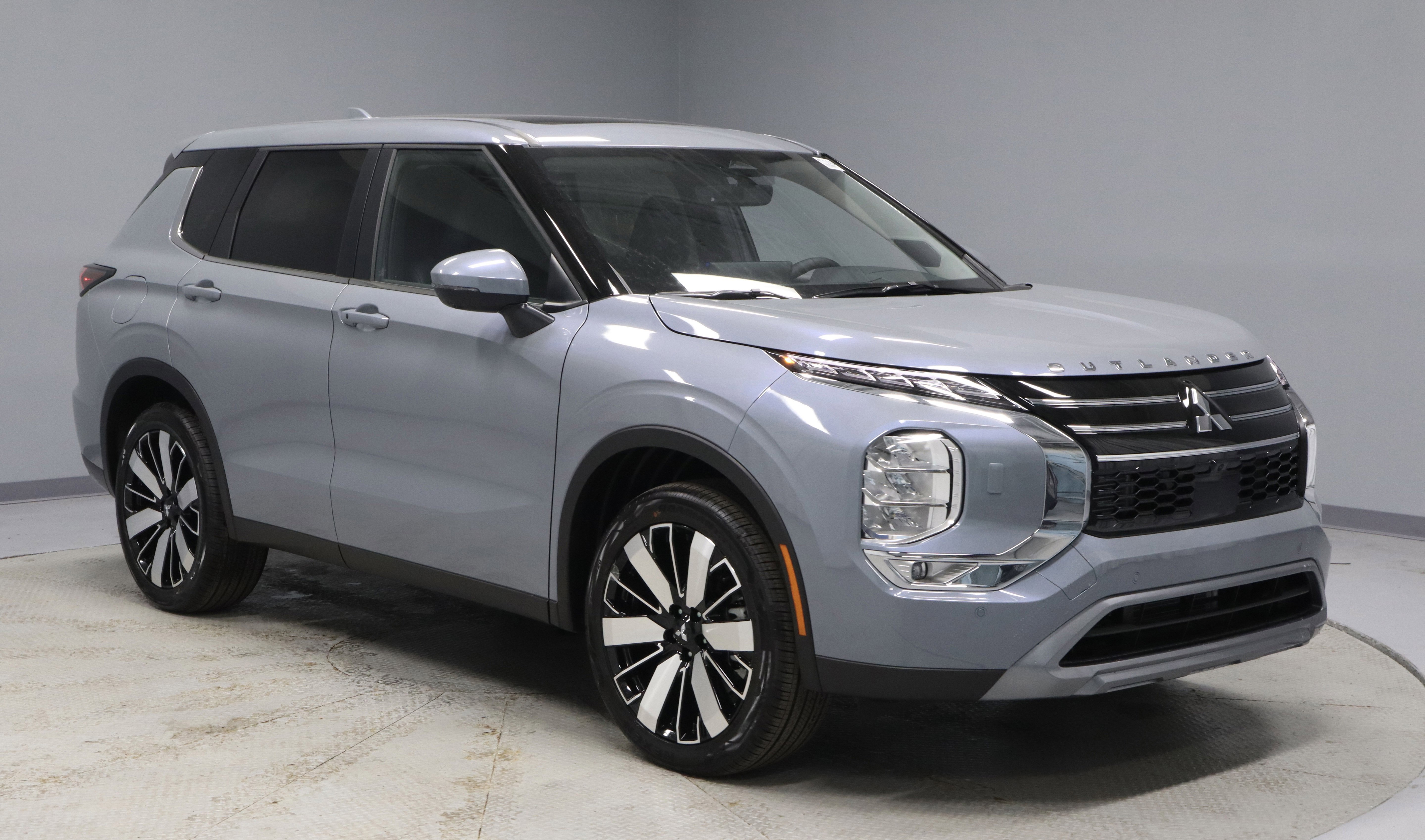 New 2026 Mitsubishi Outlander SE image 2