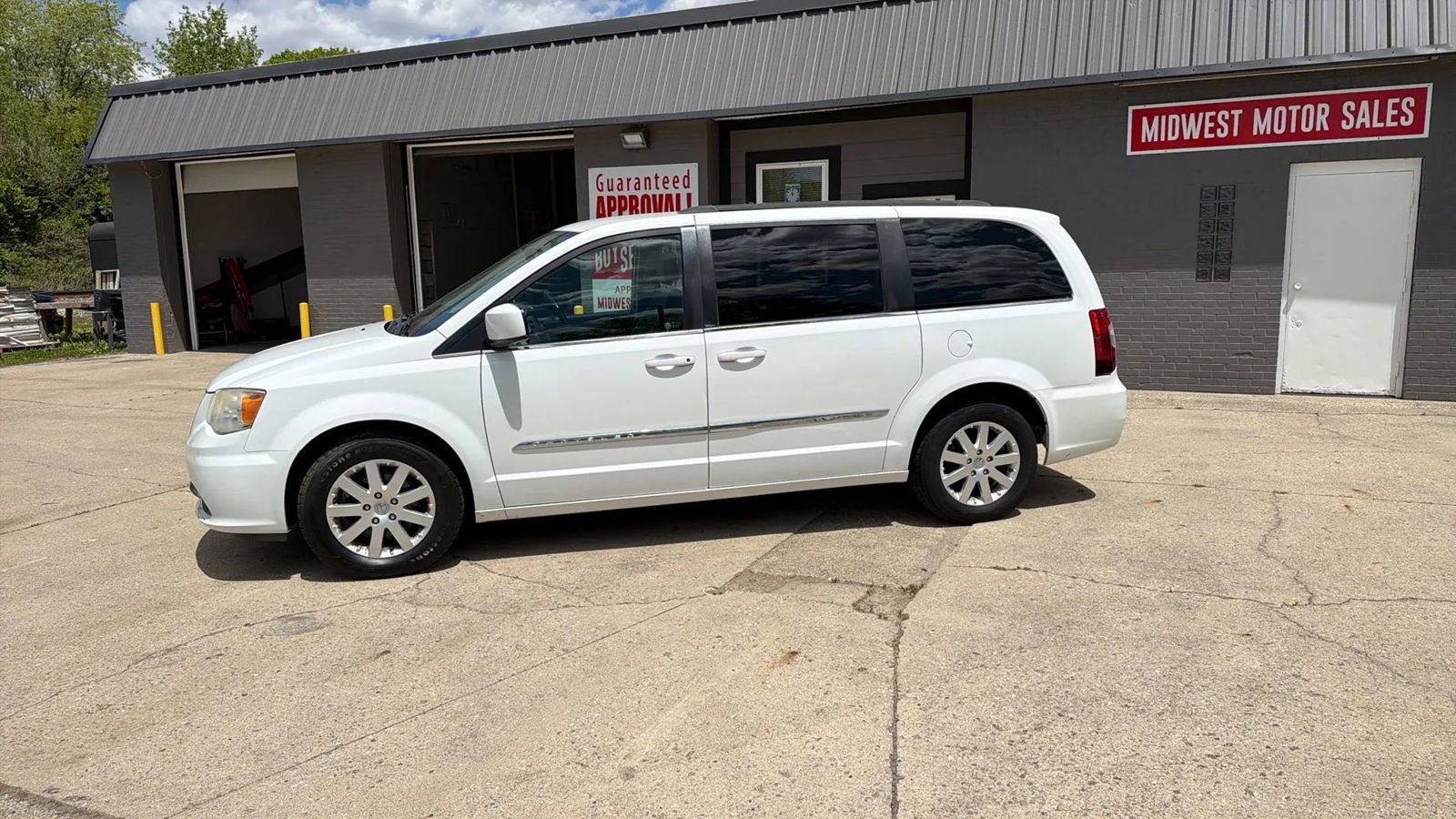 Used 2014 Chrysler Town & Country Touring FWD image 3