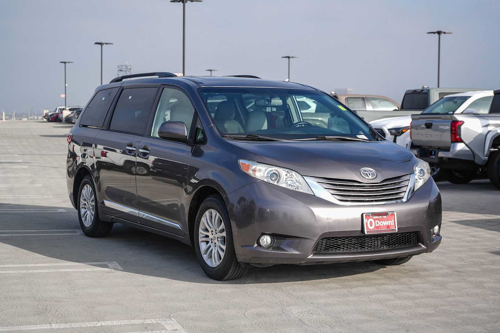 Used 2017 Toyota Sienna XLE w/ XLE Navigation Package FWD image 3