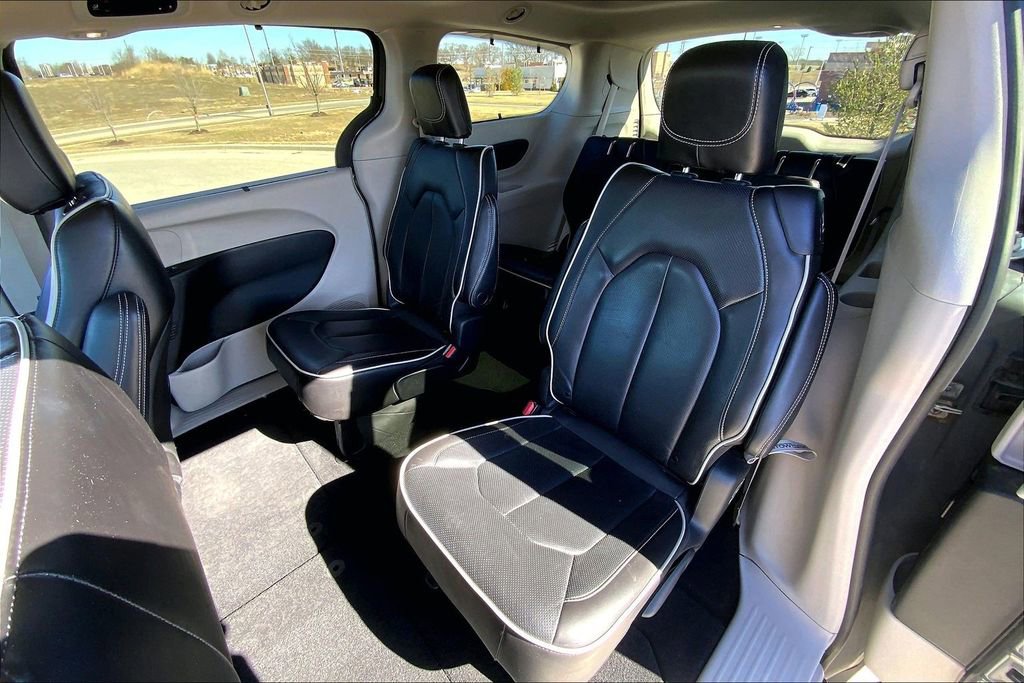 Used 2023 Chrysler Pacifica Limited image 16