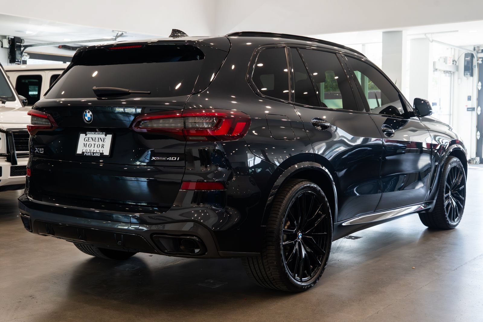 Used 2021 BMW X5 xDrive40i w/ M Sport Package AWD/4WD image 4