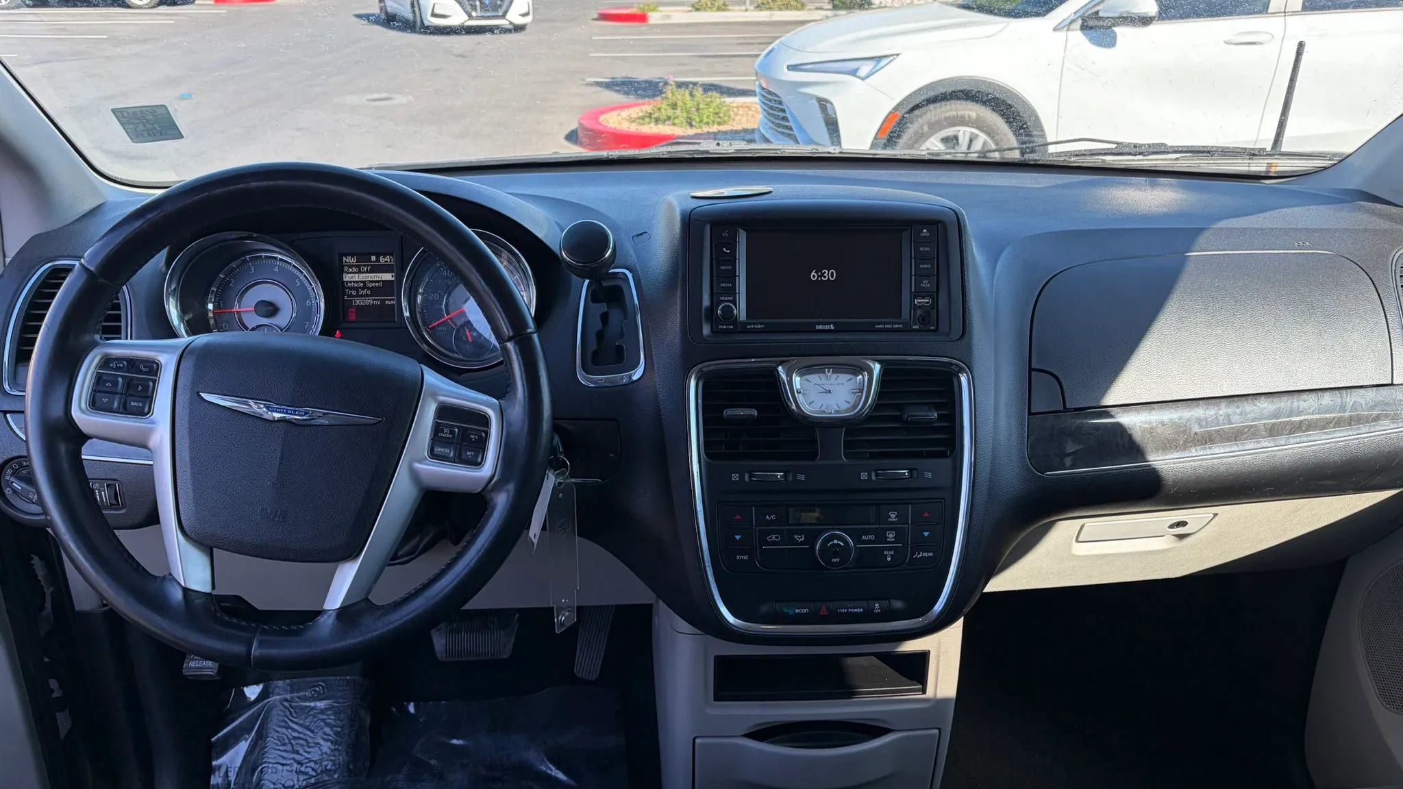 Used 2015 Chrysler Town & Country Touring FWD image 5