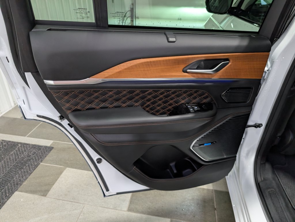 Used 2022 Jeep Grand Cherokee Summit AWD/4WD image 9