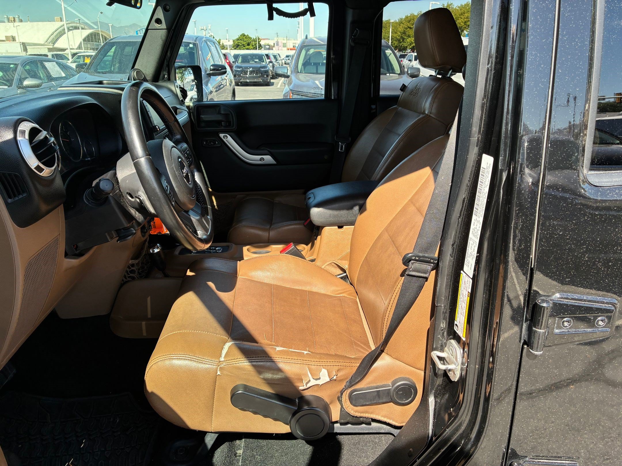 Used 2012 Jeep Wrangler Unlimited Sahara w/ Connectivity Group AWD/4WD image 16