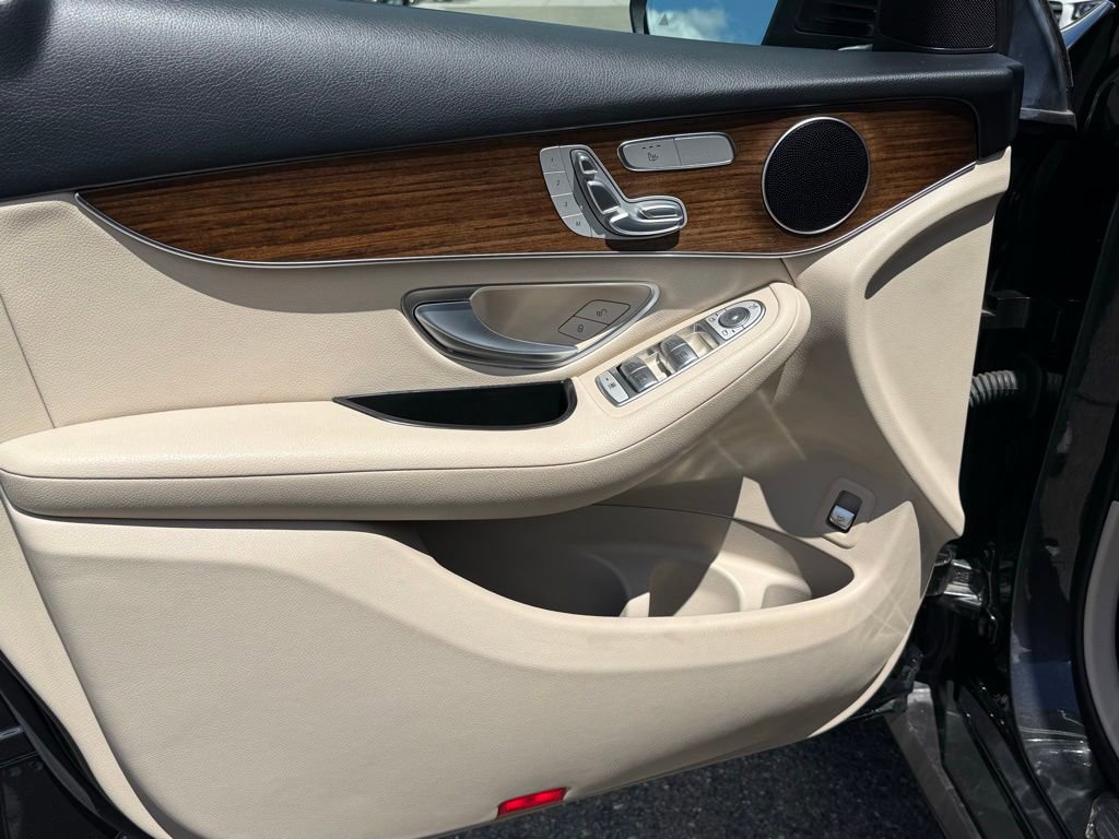 Used 2022 Mercedes-Benz GLC 300 4MATIC w/ Premium Package Lite image 19