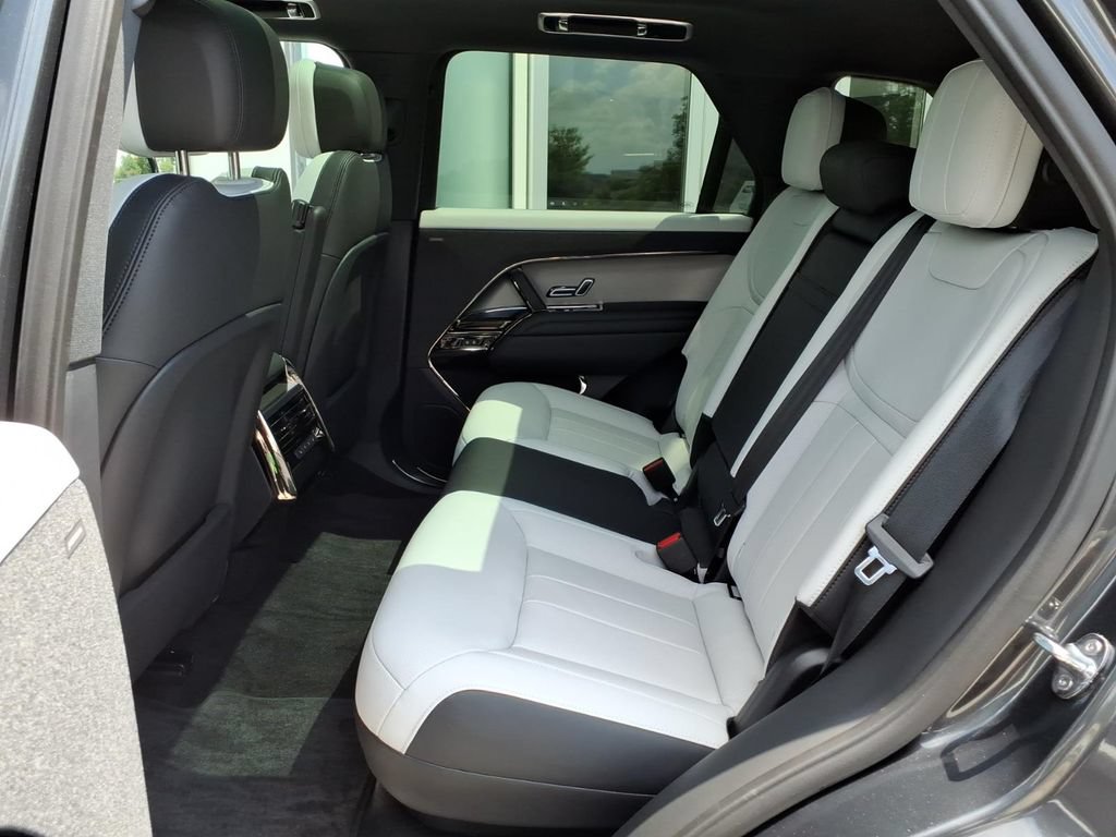 New 2025 Land Rover Range Rover Sport Dynamic SE AWD/4WD image 8