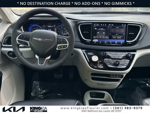 Used 2023 Chrysler Pacifica Touring-L FWD image 2
