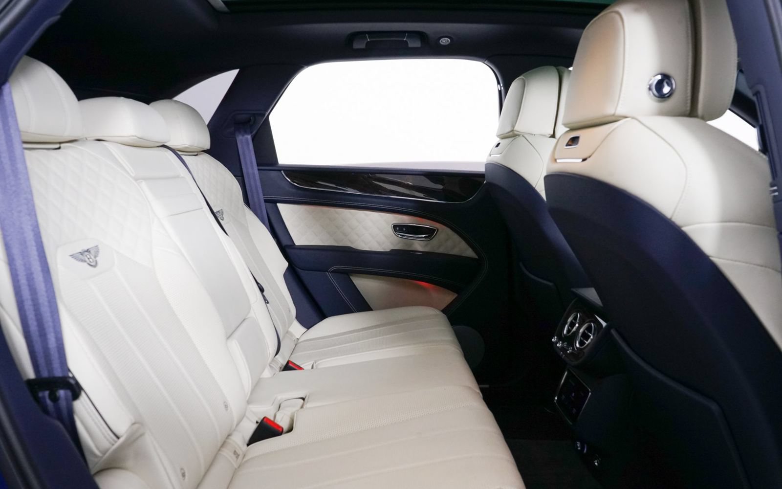 Used 2022 Bentley Bentayga AWD/4WD image 35