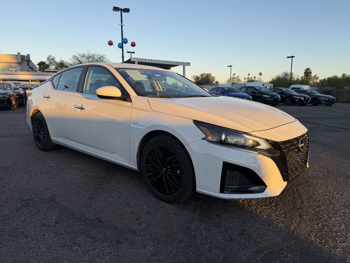 Used 2025 Nissan Altima 2.5 SV w/ SV Special Edition Package image 3