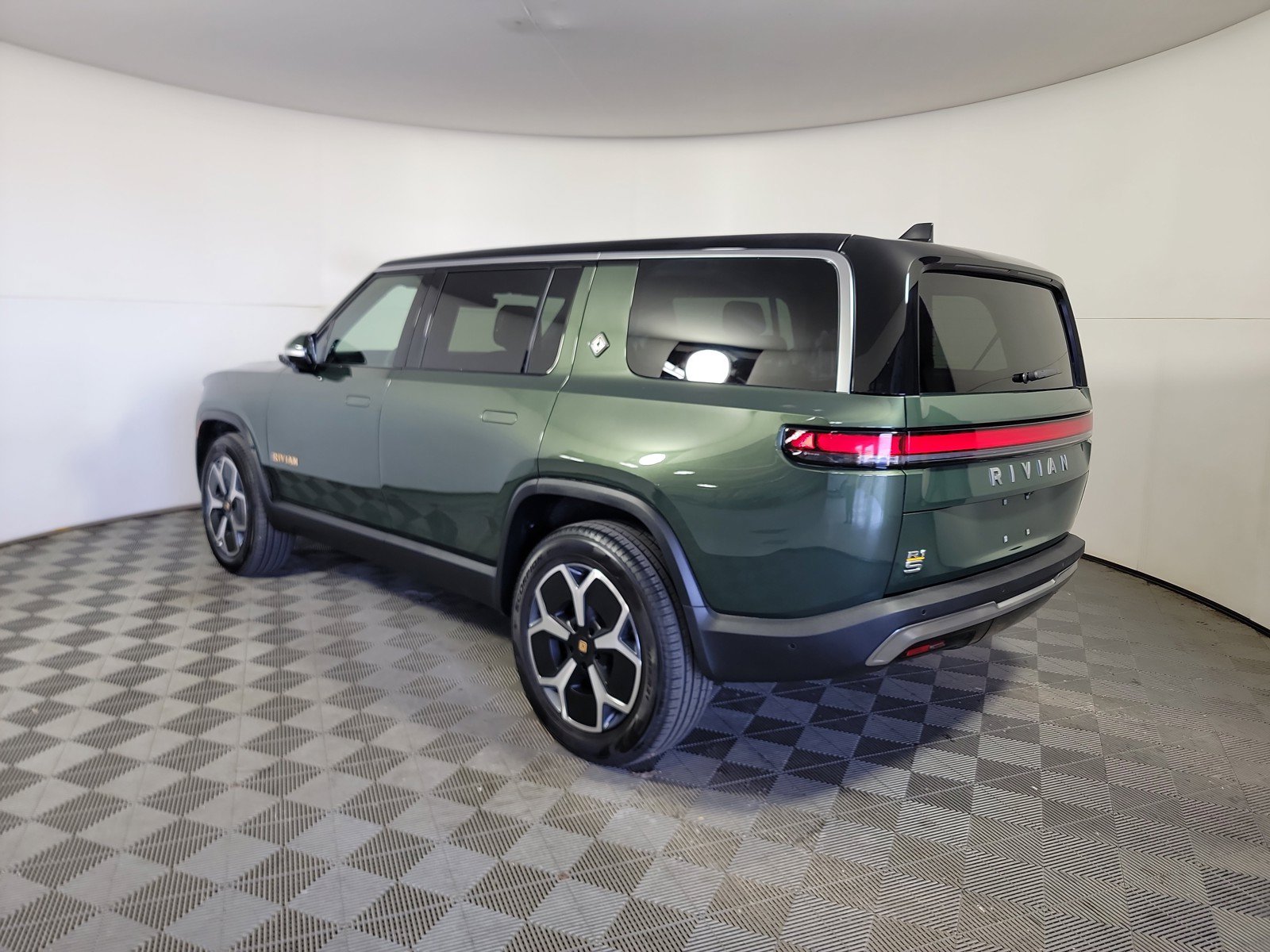 Used 2024 Rivian R1S Adventure AWD/4WD image 3
