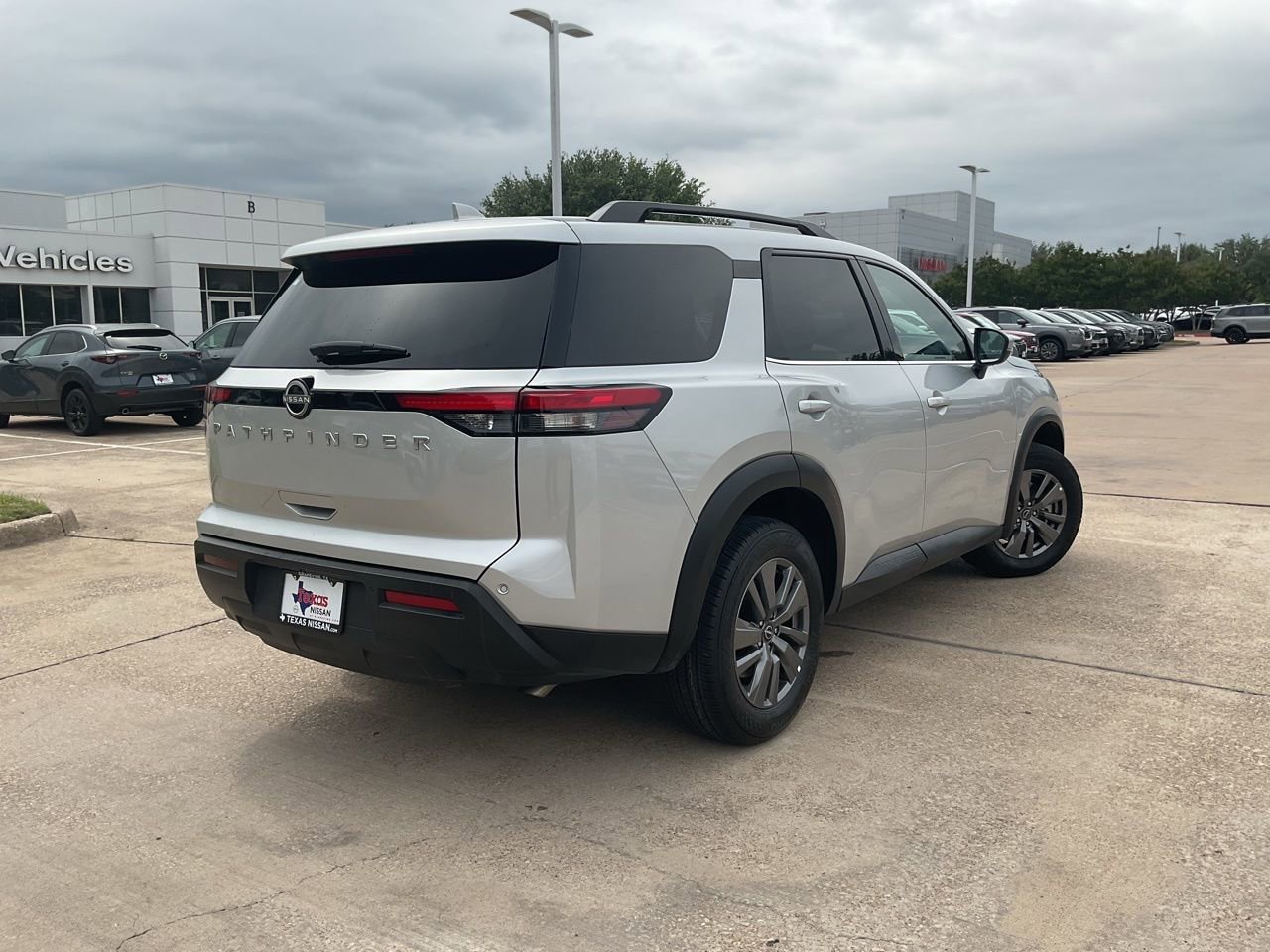 Used 2025 Nissan Pathfinder SV FWD image 5