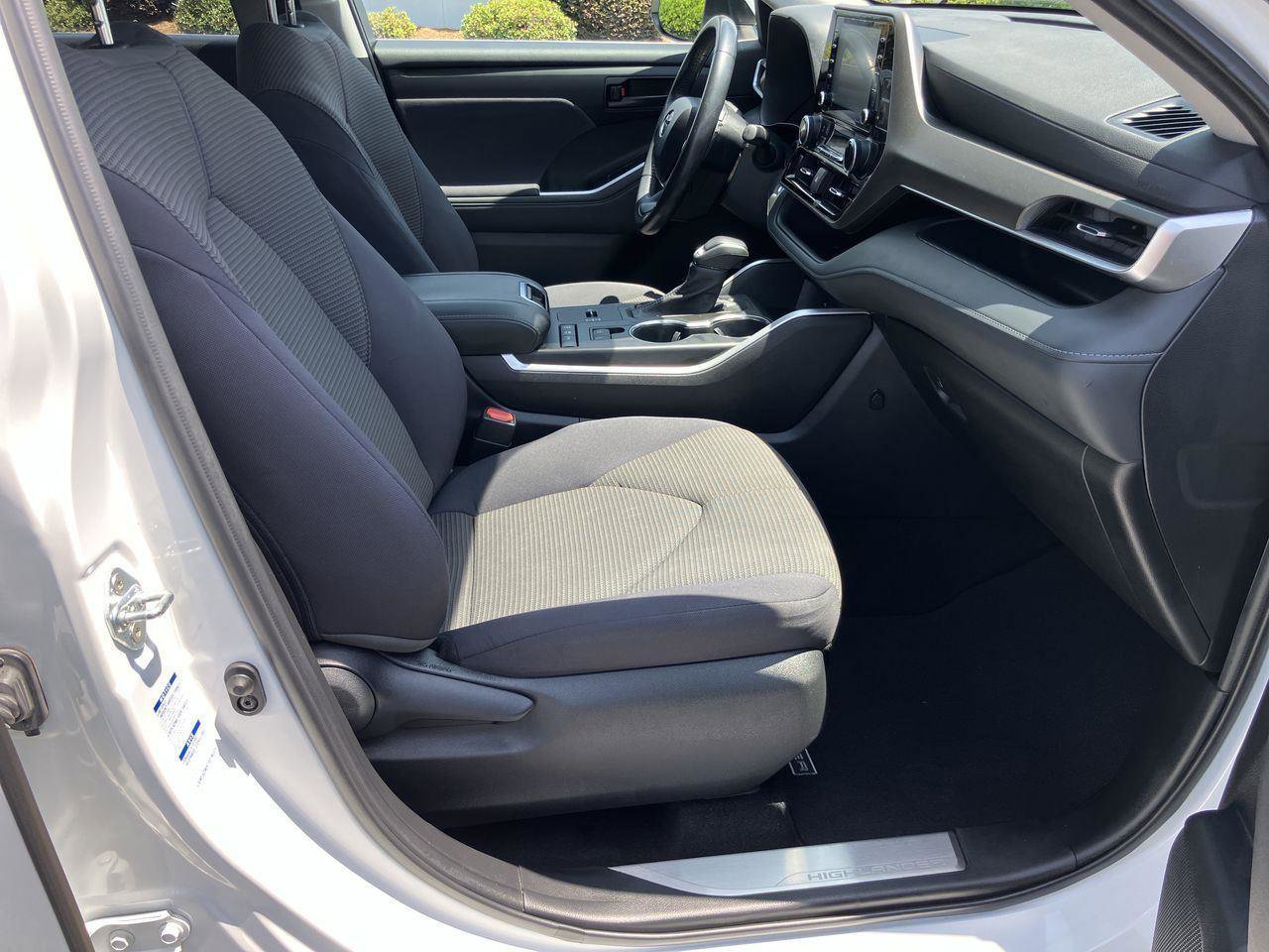 Used 2022 Toyota Highlander LE AWD/4WD image 35