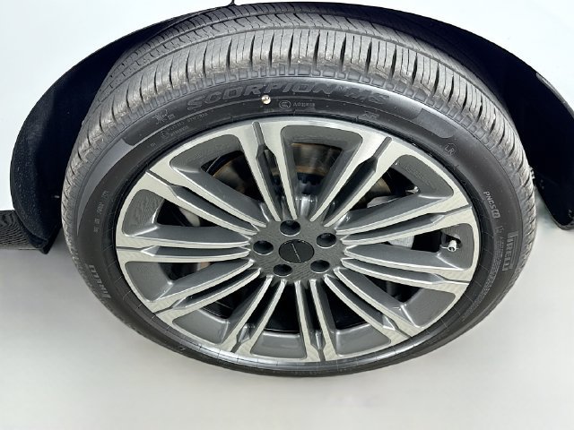 New 2026 Land Rover Range Rover Long Wheelbase SE AWD/4WD image 33
