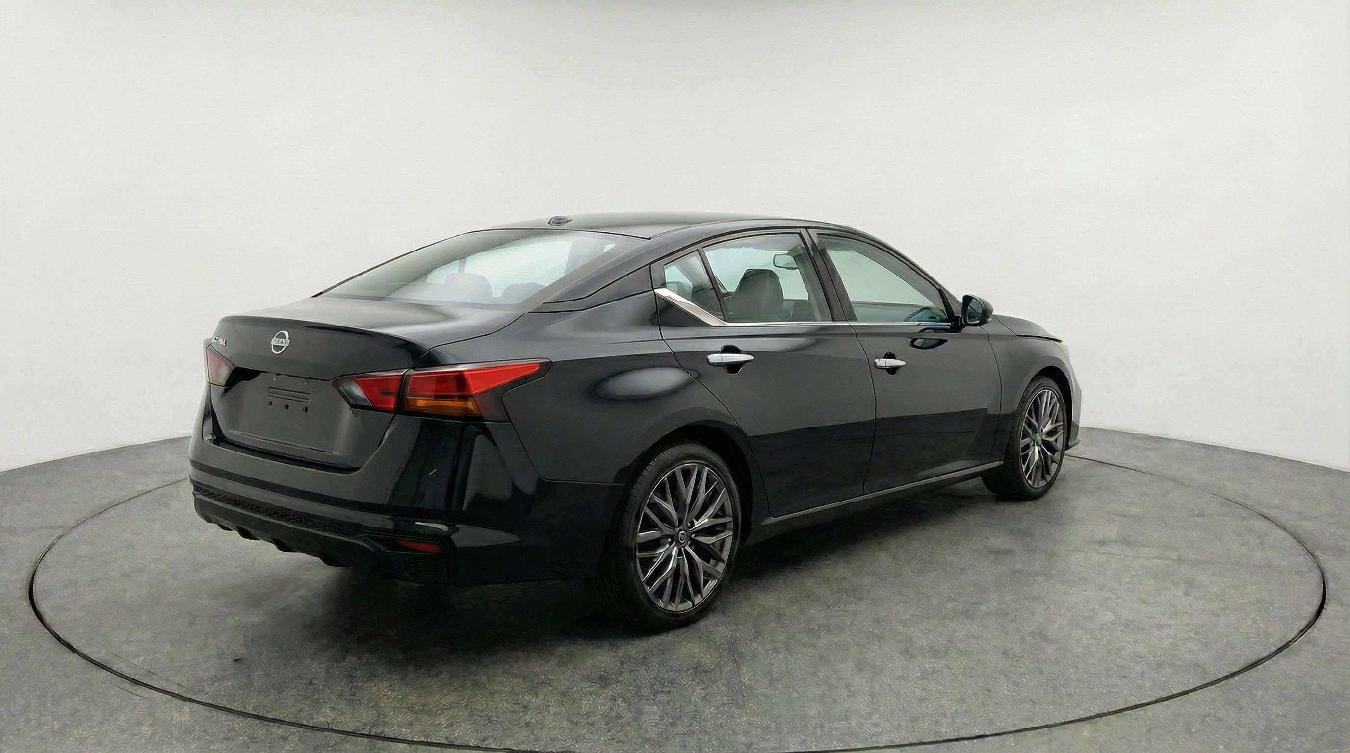 Used 2025 Nissan Altima 2.5 SV image 9