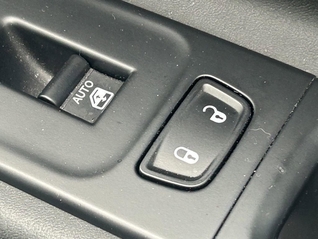 Used 2015 Jeep Renegade Trailhawk w/ Cold Weather Group image 32