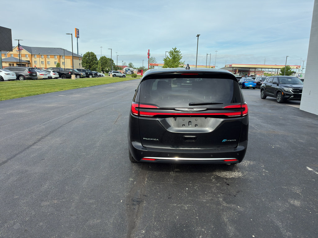 Used 2023 Chrysler Pacifica Touring-L FWD image 5