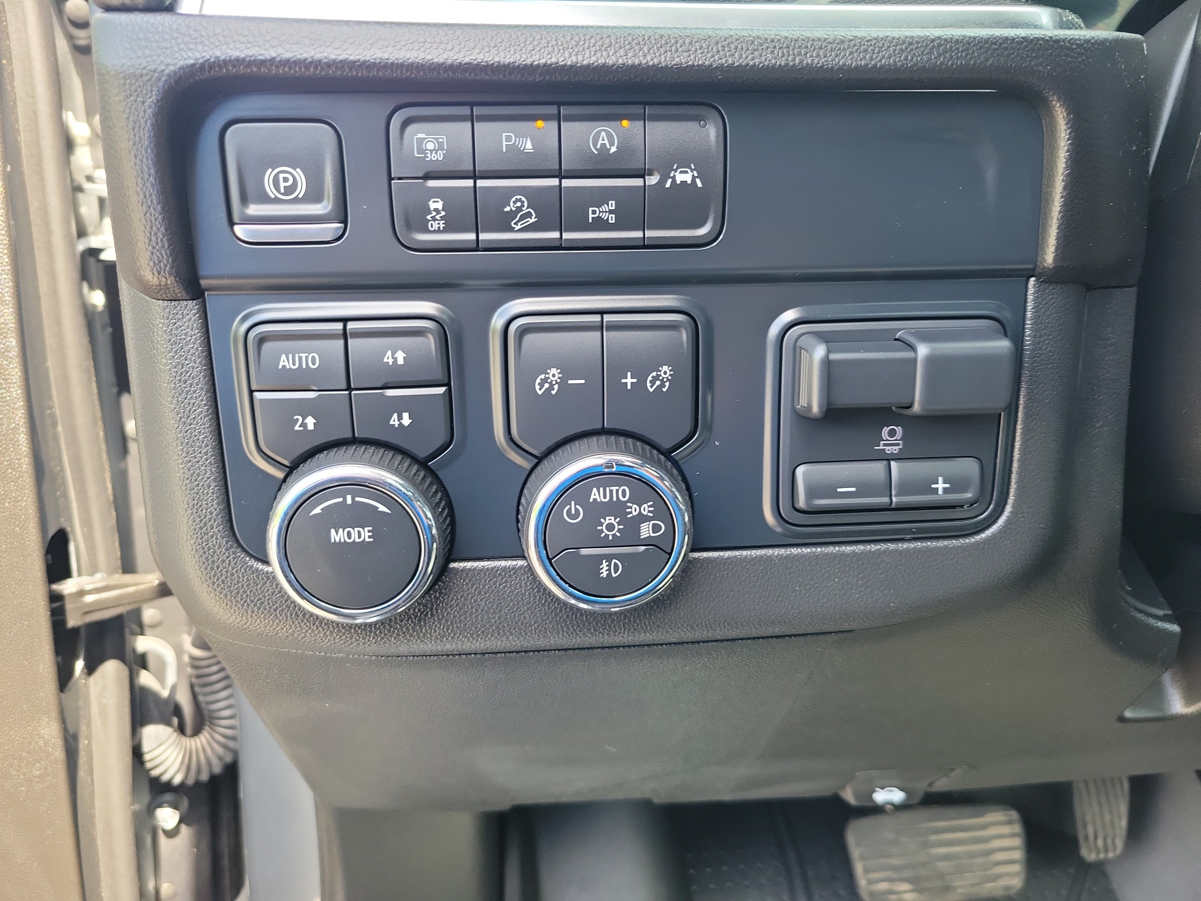 Used 2025 Chevrolet Suburban RST w/ Comfort Package AWD/4WD image 31