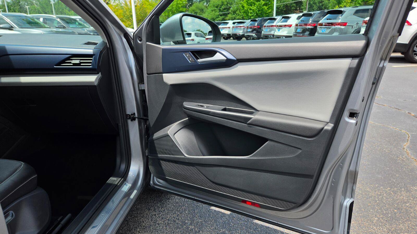 Certified 2023 Volkswagen Taos SE w/ Panoramic Sunroof Package FWD image 49
