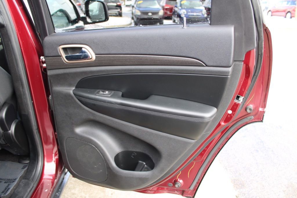 Used 2016 Jeep Grand Cherokee Laredo image 24
