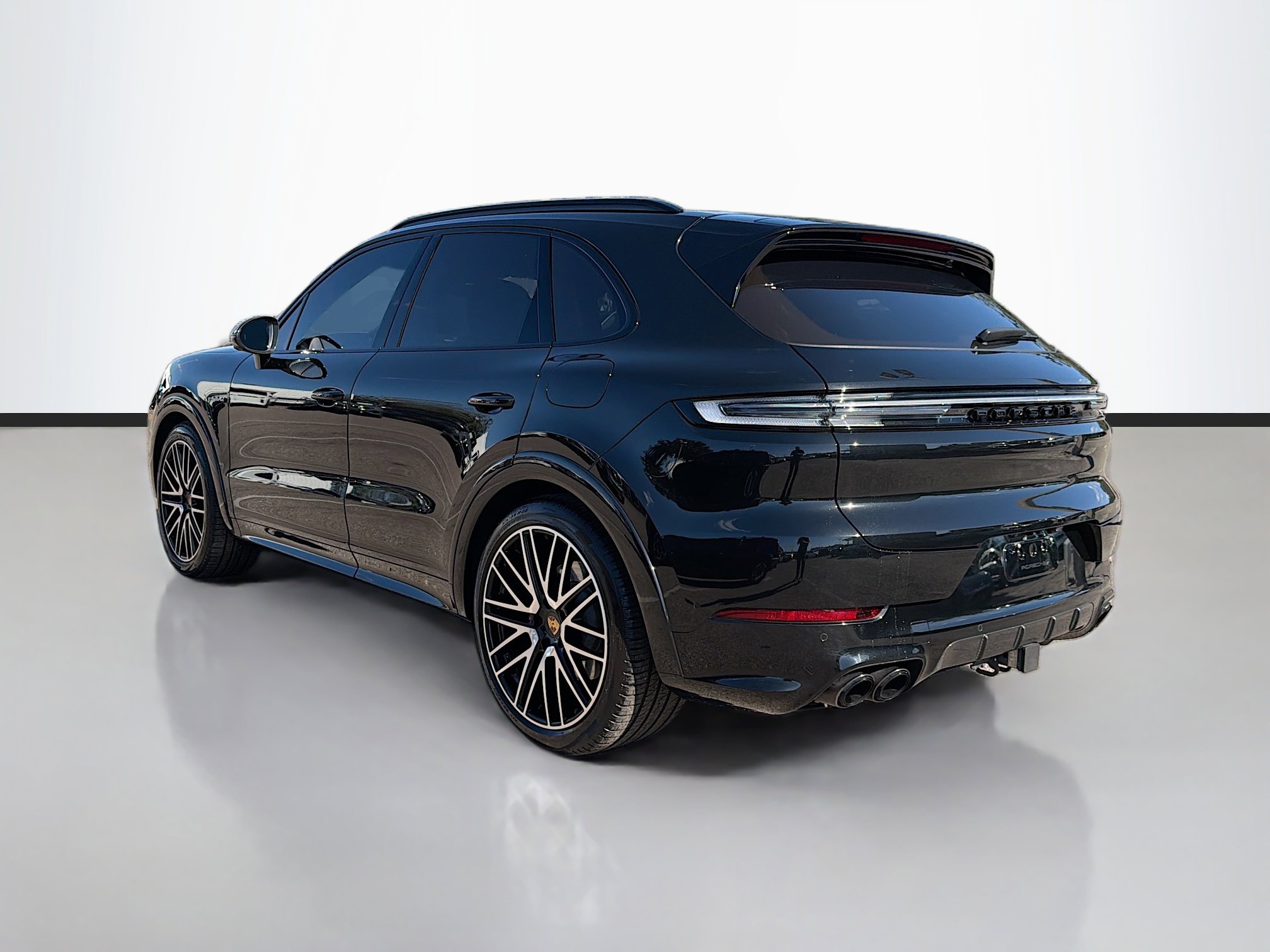 Used 2024 Porsche Cayenne Turbo image 3