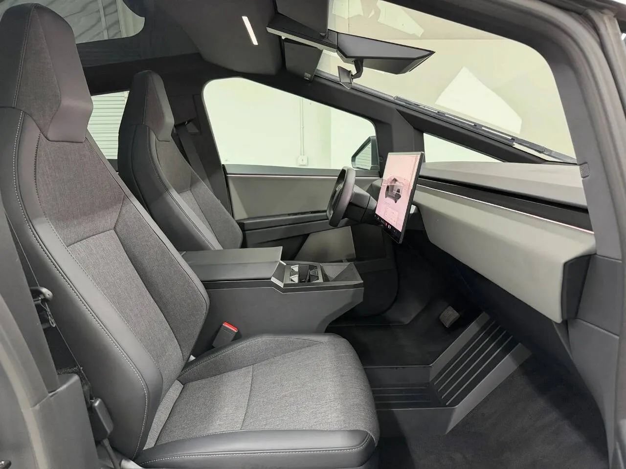 Used 2025 Tesla Cybertruck 2WD Crew Cab image 10