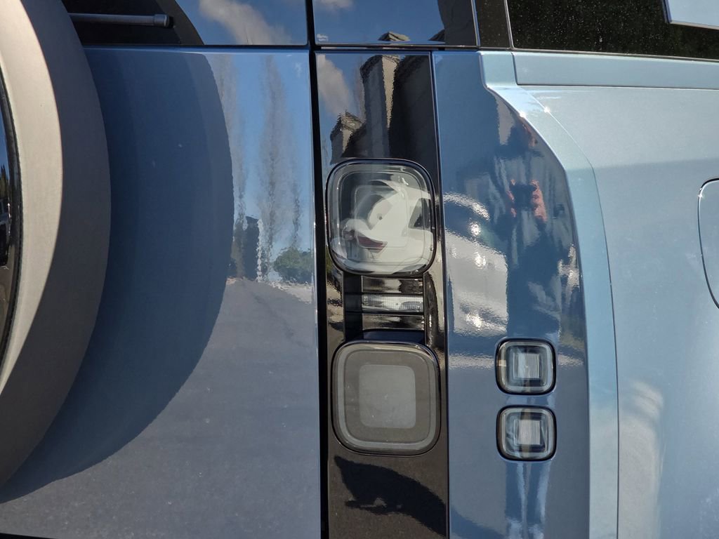 New 2026 Land Rover Defender 110 X-Dynamic SE image 35