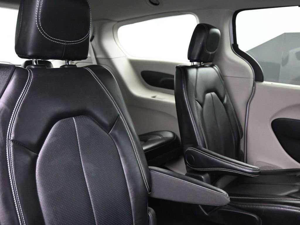 Used 2024 Chrysler Pacifica Touring-L image 38