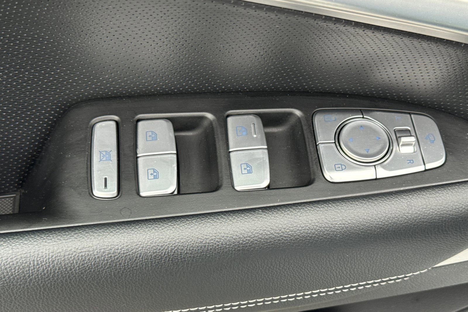 Used 2019 Genesis G70 3.3T Advanced image 12